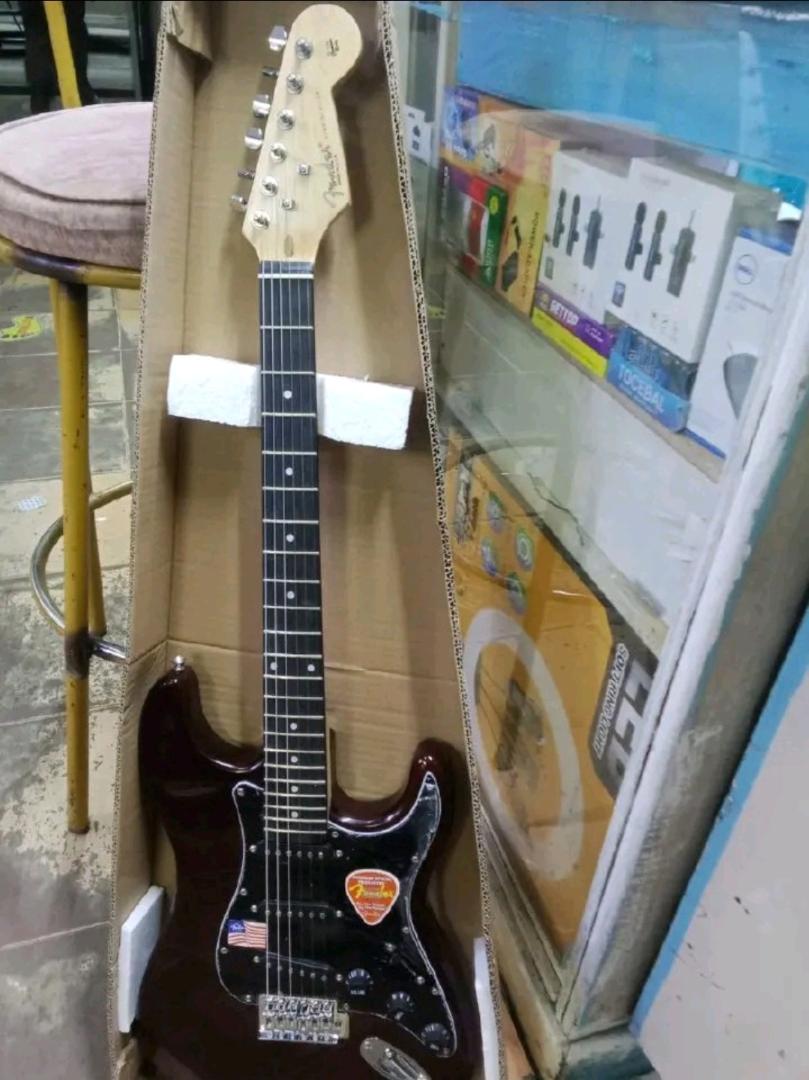 Fender Rhythm electric guitar + strap + 3m Jack to jack cable + guitar picks