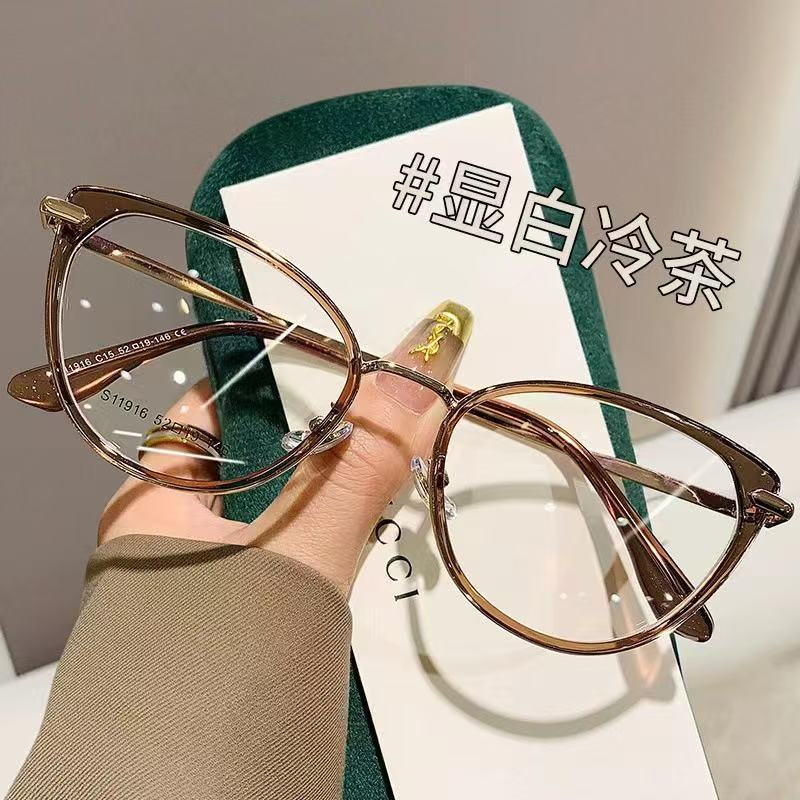 Retro cat eyes can be paired with prescription myopia glasses for women with good looks, small frames, no makeup, versatile personality