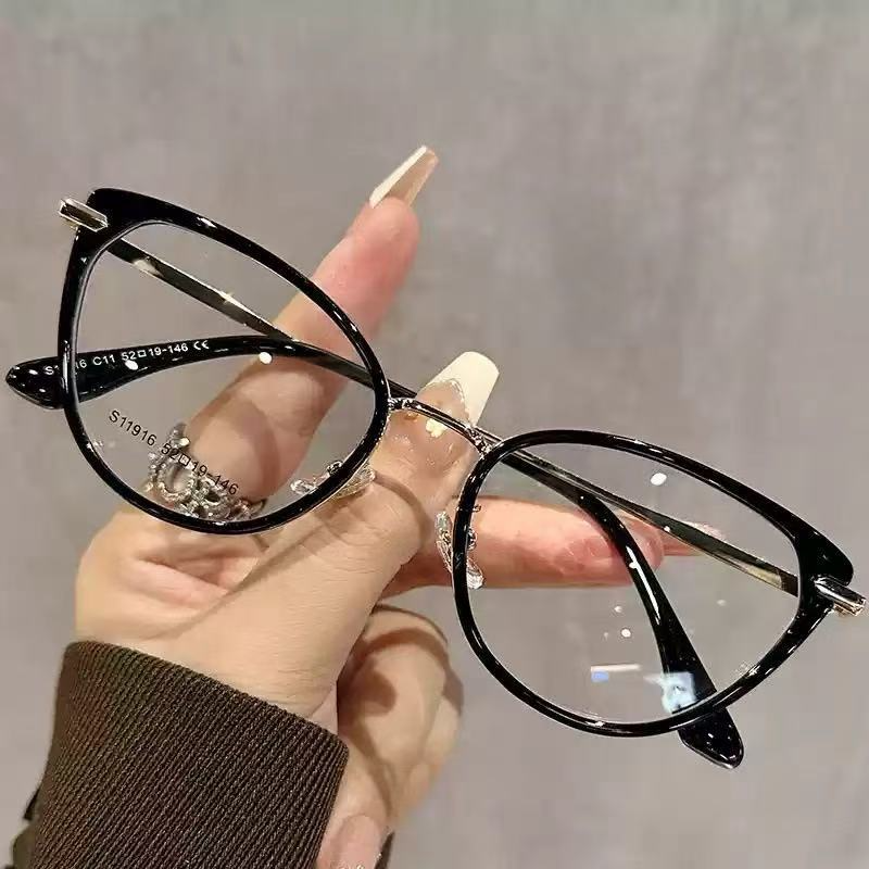 Retro cat eyes can be paired with prescription myopia glasses for women with good looks, small frames, no makeup, versatile personality