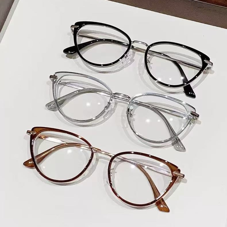 Retro cat eyes can be paired with prescription myopia glasses for women with good looks, small frames, no makeup, versatile personality