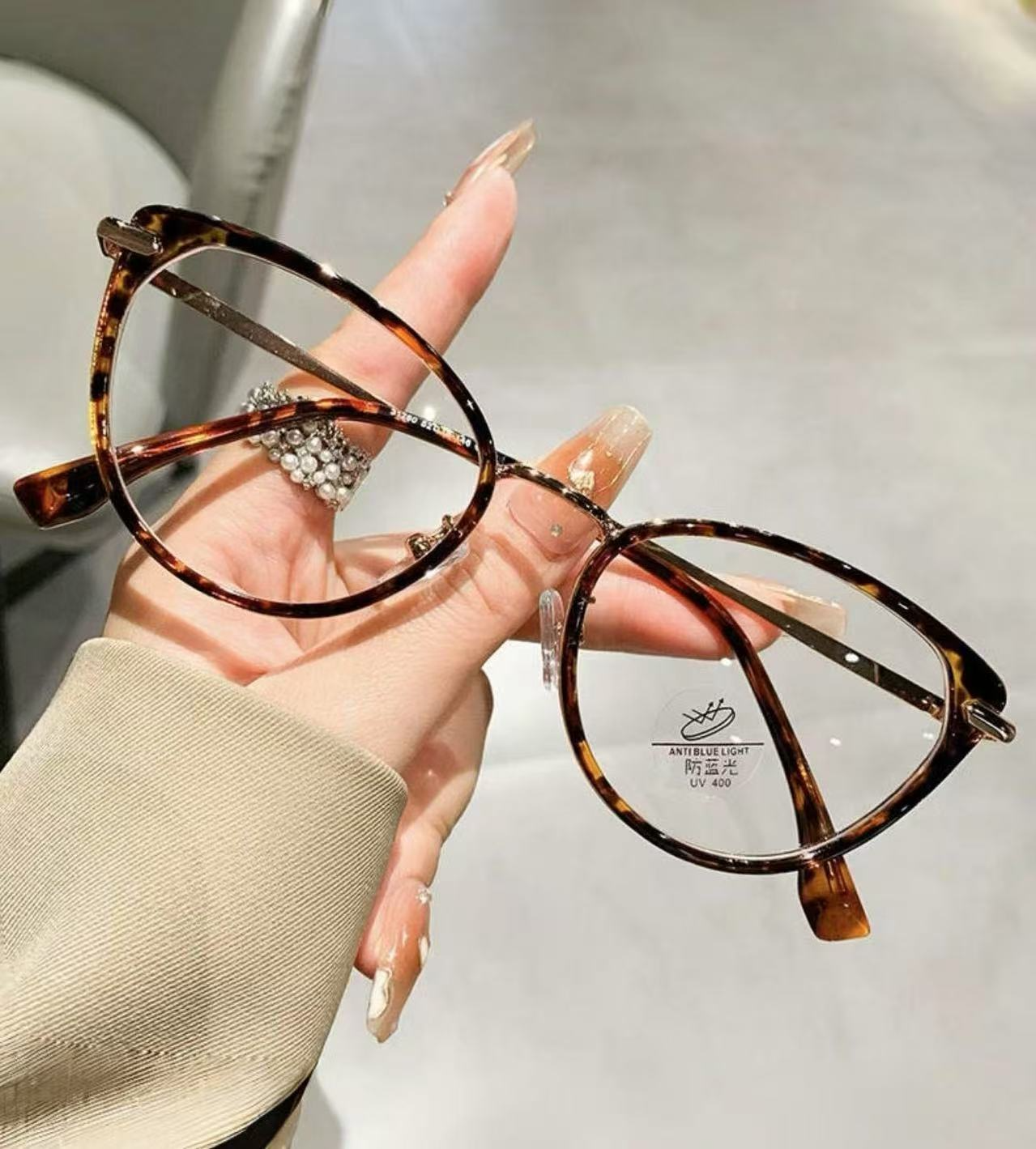 Retro cat eyes can be paired with prescription myopia glasses for women with good looks, small frames, no makeup, versatile personality