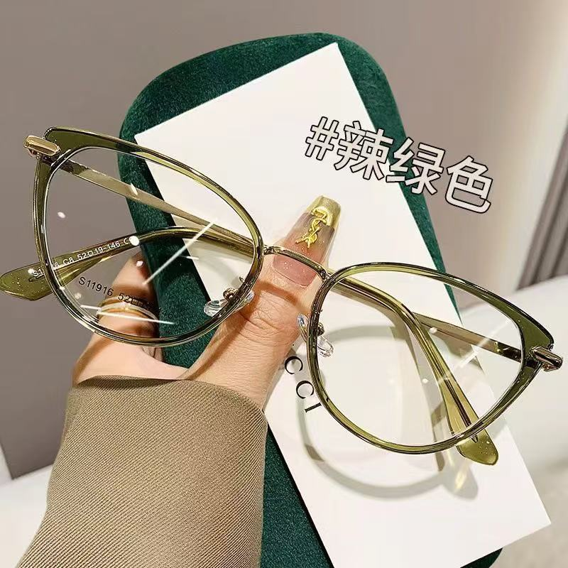 Retro cat eyes can be paired with prescription myopia glasses for women with good looks, small frames, no makeup, versatile personality