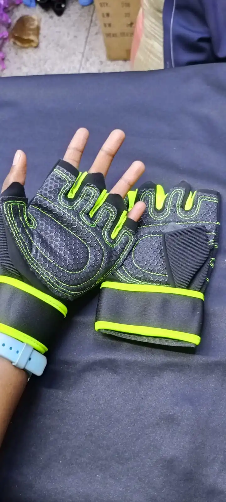 GLOVES FOR THE GYM, BICYCLE RINDING, HANDWORK ETC, WITH ANTI SLIPPERY MATERIAL, ALSO WASHABLE