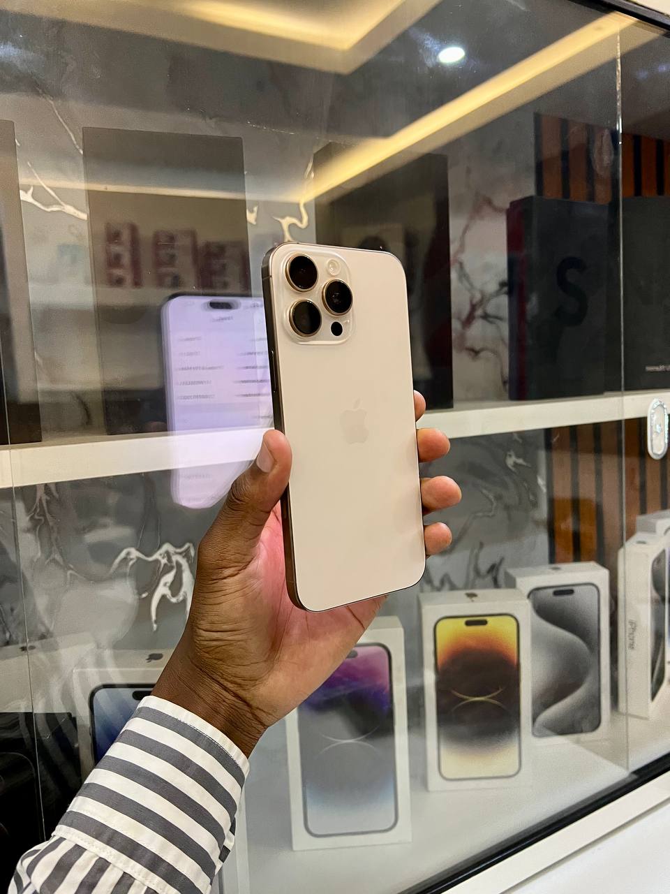 IPHONE 16 PRO MAX IN PERFECT CONDITION CC 327 BATTERY HEALTH AT 95% NOTHING REPLACED 48MP CAMERA, 198 CC FREE COVER, NEW CAPTURE BUTTON, 8GB RAM, IOS 18 AI INTELLIGENCE, DYNAMIC ISLAND.