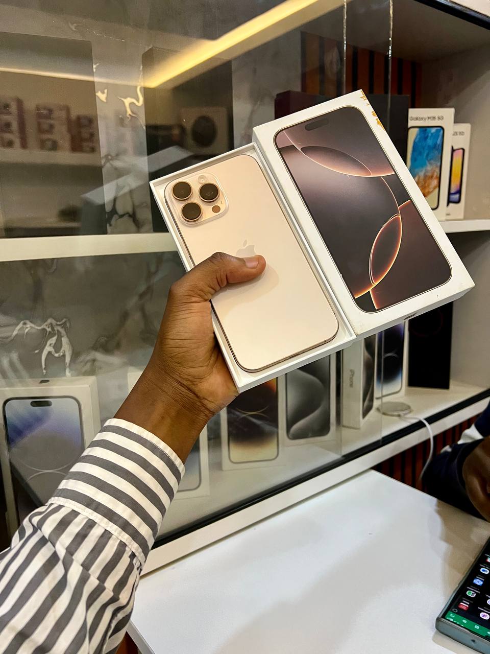 IPHONE 16 PRO MAX IN PERFECT CONDITION CC 327 BATTERY HEALTH AT 95% NOTHING REPLACED 48MP CAMERA, 198 CC FREE COVER, NEW CAPTURE BUTTON, 8GB RAM, IOS 18 AI INTELLIGENCE, DYNAMIC ISLAND.