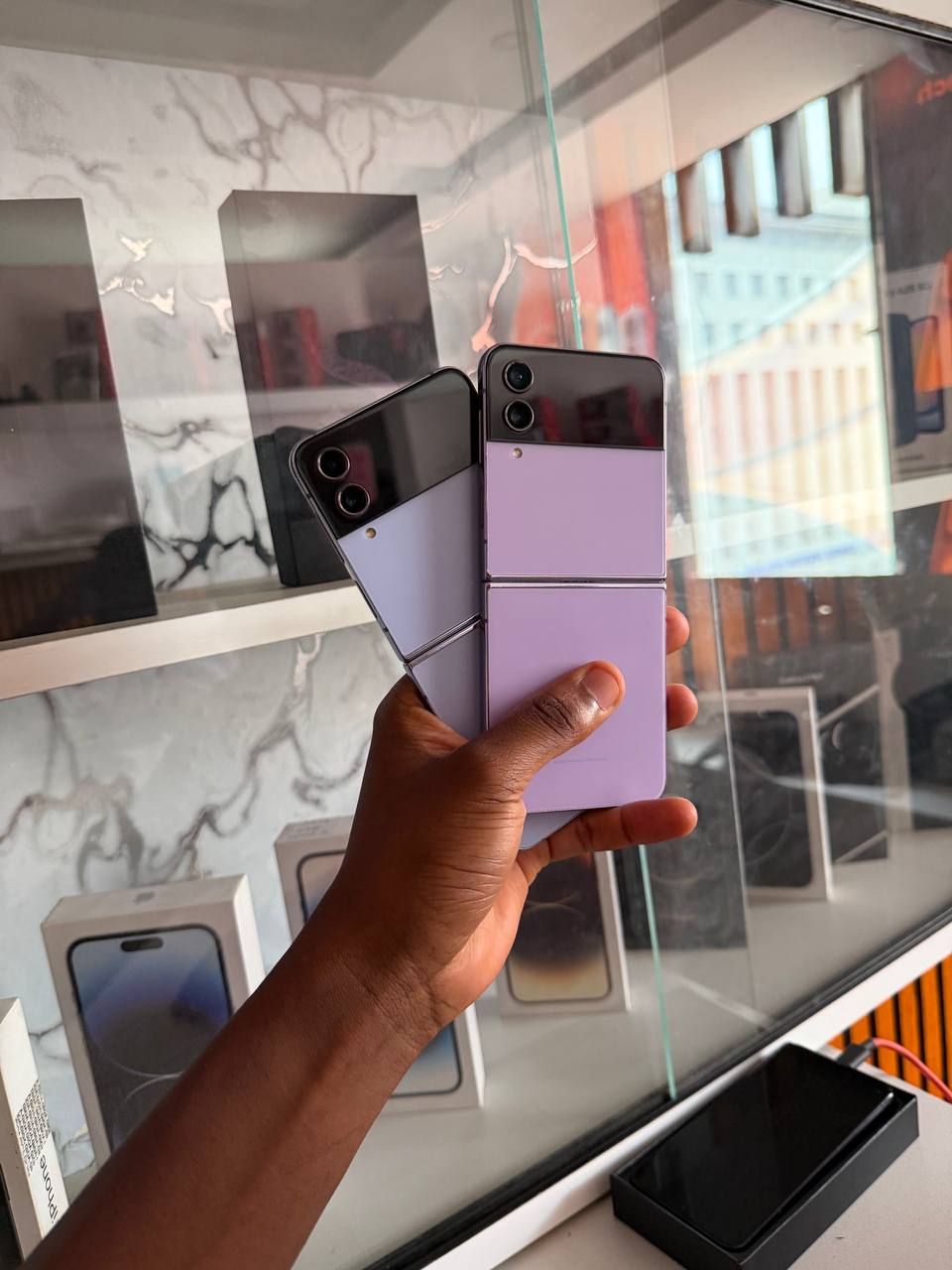 SAMSUNG GALAXY Z FLIP 4 IS A FOLDABLE SMARTPHONE WITH A 6.7-INCH DISPLAY, SNAPDRAGON 8+ GEN 1 CHIP, DUAL CAMERAS, AND A COMPACT, POCKET-SIZED DESIGN WHEN CLOSED.