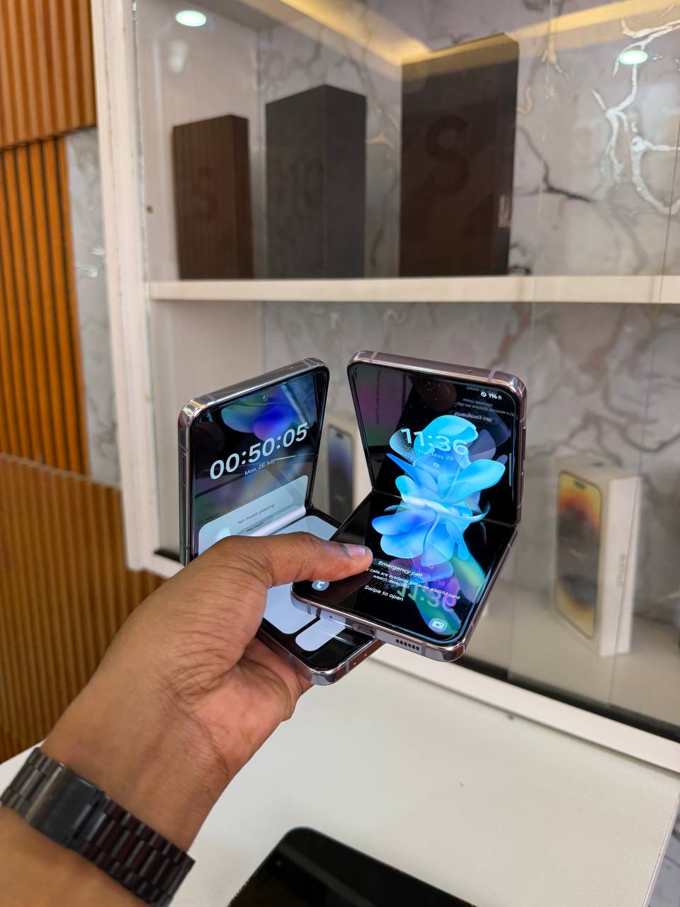 SAMSUNG GALAXY Z FLIP 4 IS A FOLDABLE SMARTPHONE WITH A 6.7-INCH DISPLAY, SNAPDRAGON 8+ GEN 1 CHIP, DUAL CAMERAS, AND A COMPACT, POCKET-SIZED DESIGN WHEN CLOSED.