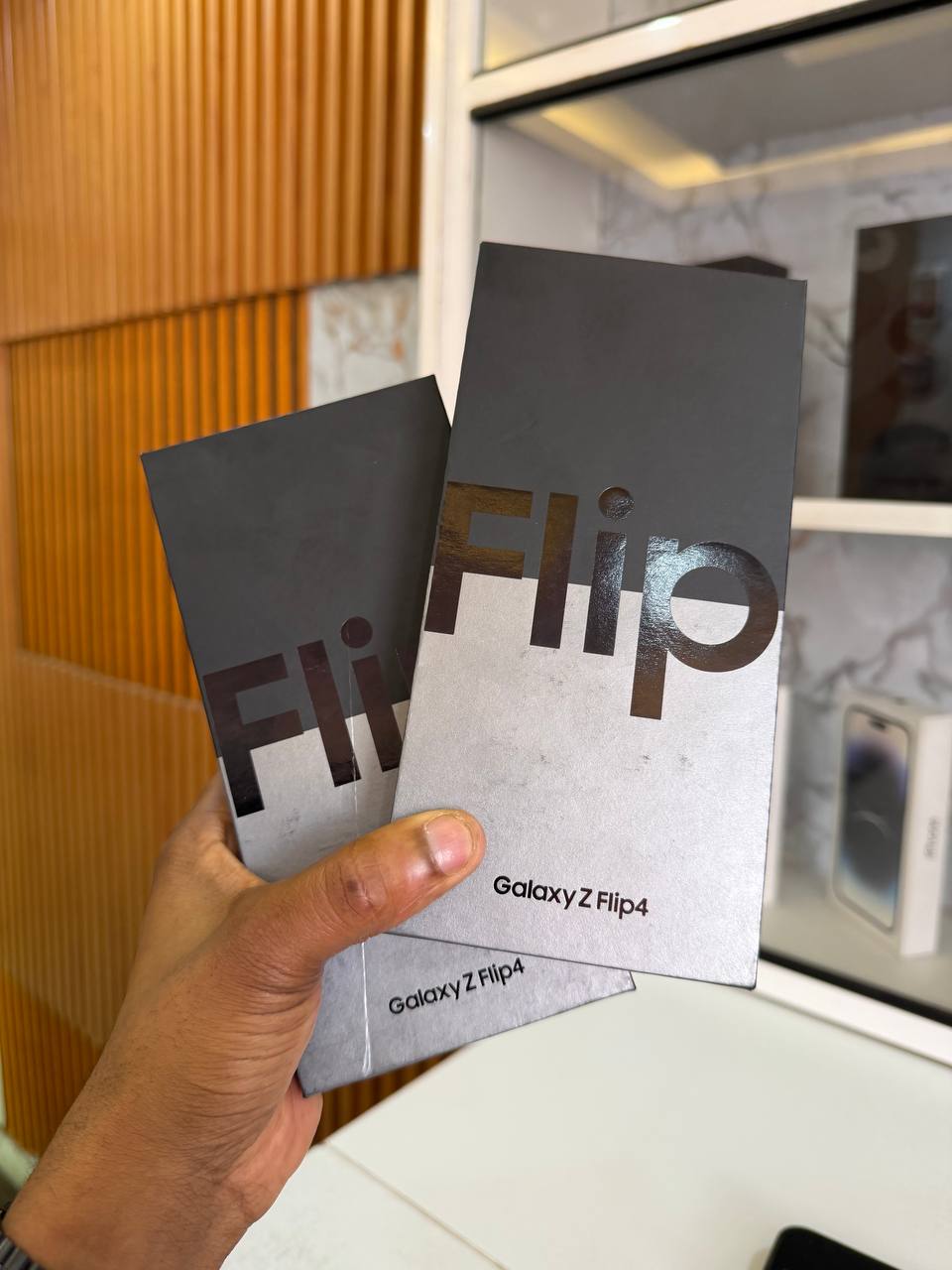 SAMSUNG GALAXY Z FLIP 4 IS A FOLDABLE SMARTPHONE WITH A 6.7-INCH DISPLAY, SNAPDRAGON 8+ GEN 1 CHIP, DUAL CAMERAS, AND A COMPACT, POCKET-SIZED DESIGN WHEN CLOSED.