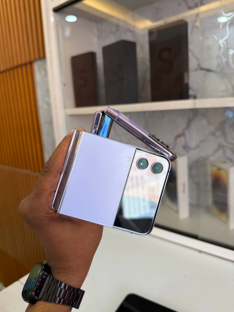 SAMSUNG GALAXY Z FLIP 4 IS A FOLDABLE SMARTPHONE WITH A 6.7-INCH DISPLAY, SNAPDRAGON 8+ GEN 1 CHIP, DUAL CAMERAS, AND A COMPACT, POCKET-SIZED DESIGN WHEN CLOSED.