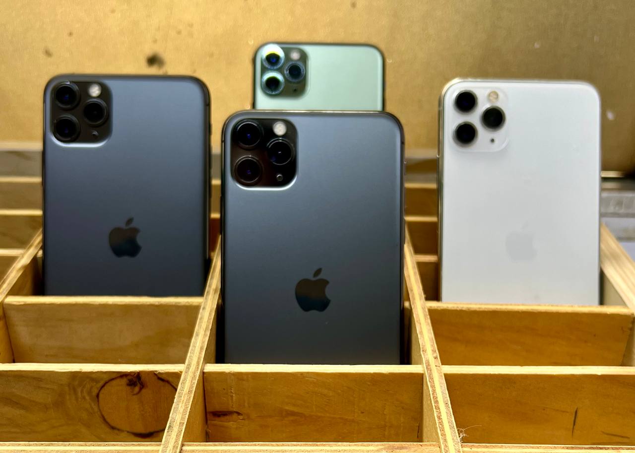 IPHONE 11 PRO MAX — ORIGINAL APPLE DISPLAY REPLACED PROFESSIONALLY, 90%+ BATTERY HEALTH, FACE ID WORKING PERFECTLY, SMOOTH PERFORMANCE, CLEAN CONDITION, GREAT CAMERAS, BIG OLED DISPLAY, FAST SERVICE.