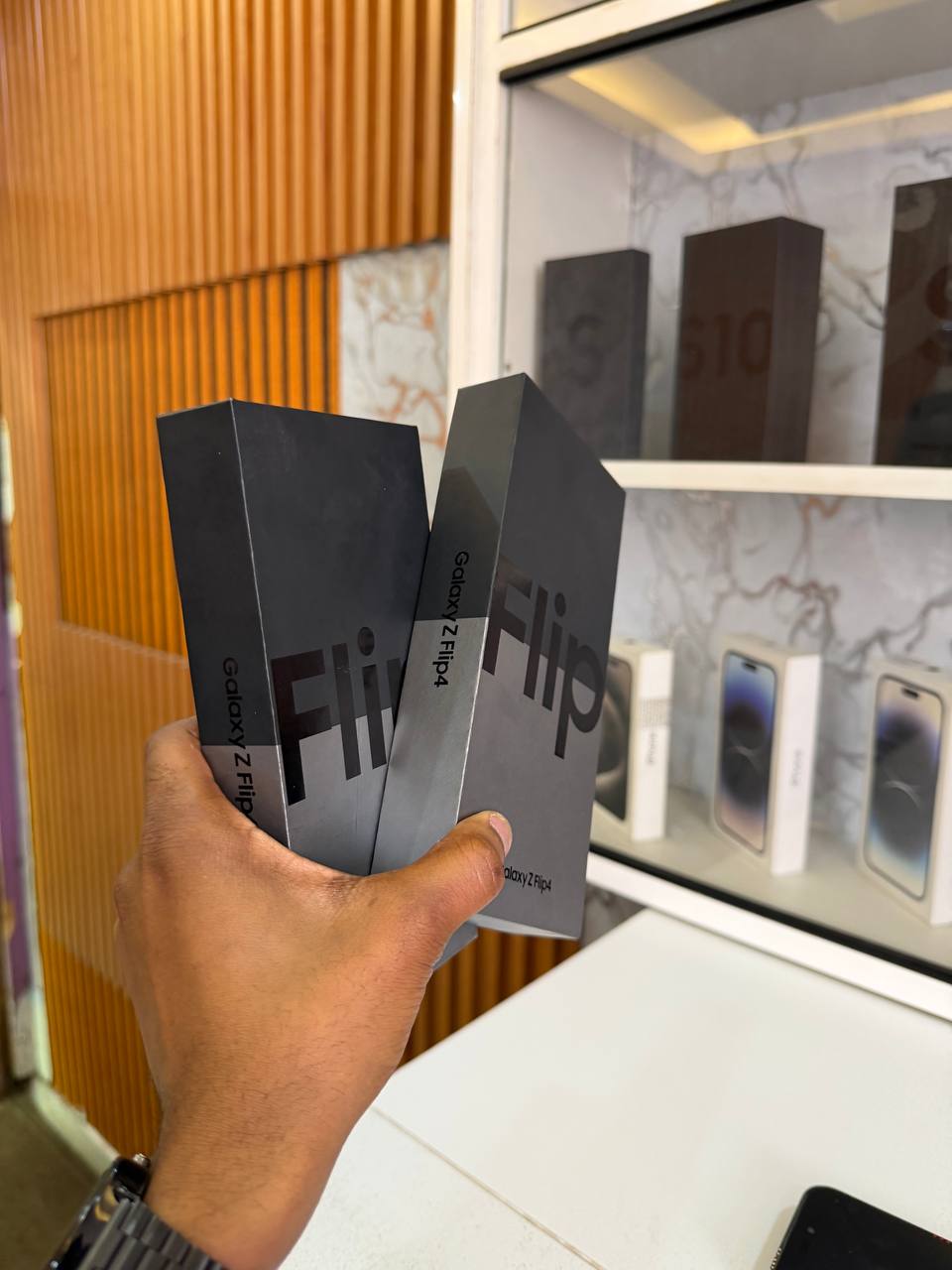 SAMSUNG GALAXY Z FLIP 4 IS A FOLDABLE SMARTPHONE WITH A 6.7-INCH DISPLAY, SNAPDRAGON 8+ GEN 1 CHIP, DUAL CAMERAS, AND A COMPACT, POCKET-SIZED DESIGN WHEN CLOSED.