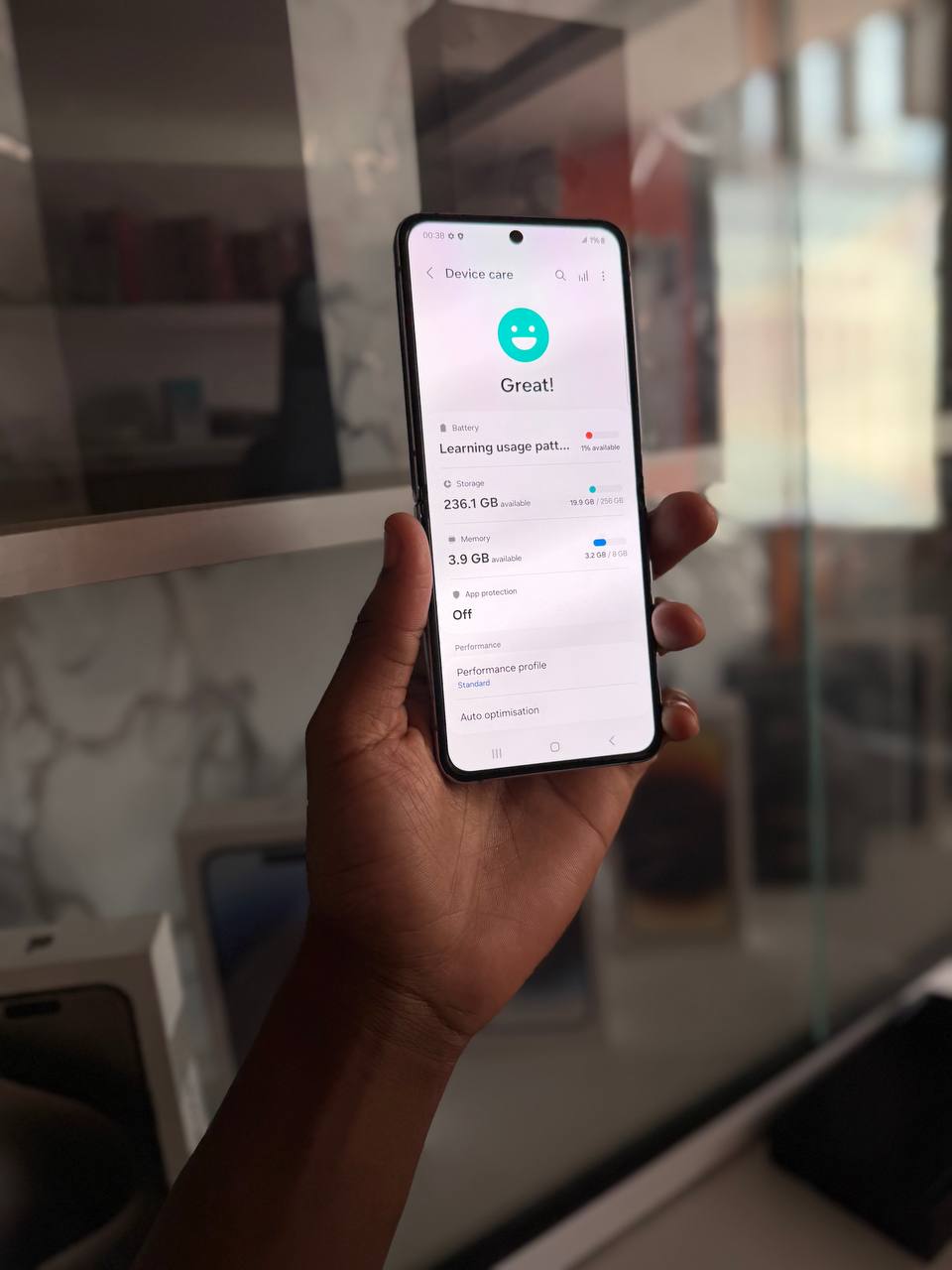 SAMSUNG GALAXY Z FLIP 4 IS A FOLDABLE SMARTPHONE WITH A 6.7-INCH DISPLAY, SNAPDRAGON 8+ GEN 1 CHIP, DUAL CAMERAS, AND A COMPACT, POCKET-SIZED DESIGN WHEN CLOSED.