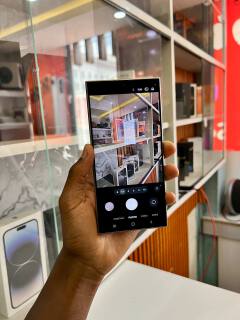 SAMSUNG S24 ULTRA 256 GB ROM FEATURES A 6.8” DYNAMIC AMOLED DISPLAY, 200MP CAMERA, SNAPDRAGON 8 GEN 3, S PEN, 12GB RAM, 5000MAH BATTERY, AND PREMIUM TITANIUM DESIGN FOR ULTIMATE PERFORMANCE.