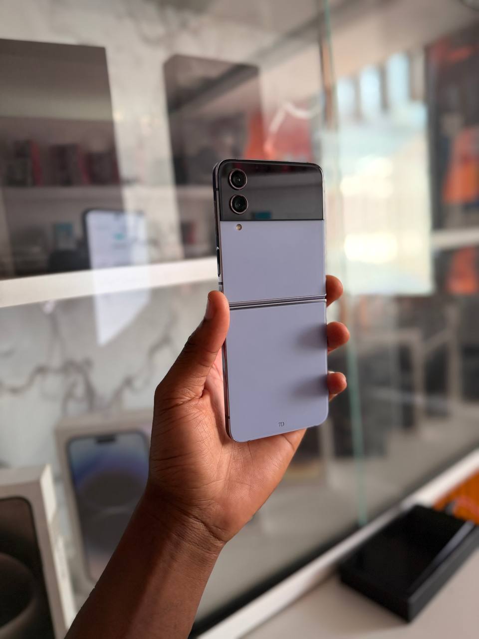 SAMSUNG GALAXY Z FLIP 4 IS A FOLDABLE SMARTPHONE WITH A 6.7-INCH DISPLAY, SNAPDRAGON 8+ GEN 1 CHIP, DUAL CAMERAS, AND A COMPACT, POCKET-SIZED DESIGN WHEN CLOSED.