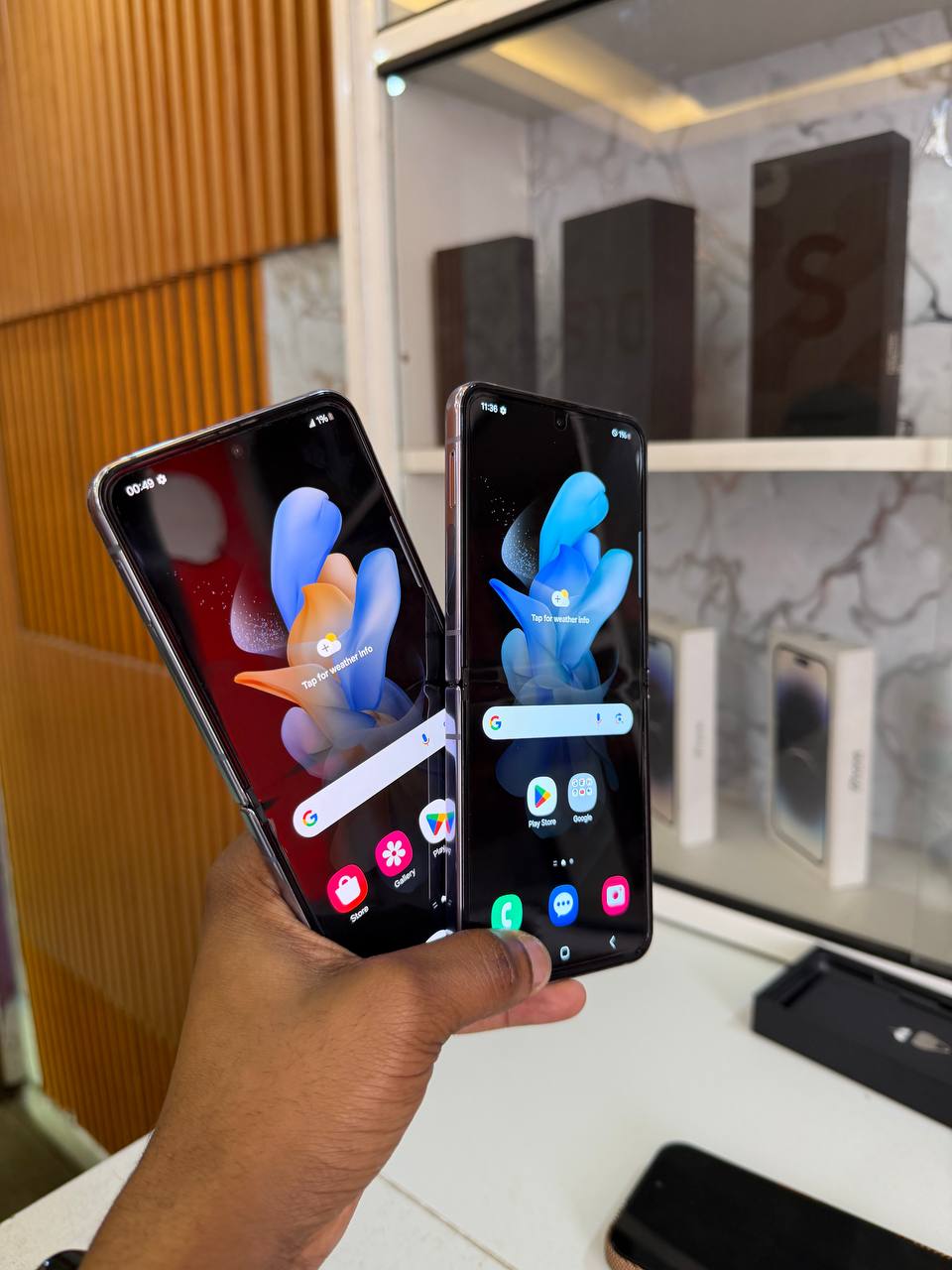 SAMSUNG GALAXY Z FLIP 4 IS A FOLDABLE SMARTPHONE WITH A 6.7-INCH DISPLAY, SNAPDRAGON 8+ GEN 1 CHIP, DUAL CAMERAS, AND A COMPACT, POCKET-SIZED DESIGN WHEN CLOSED.