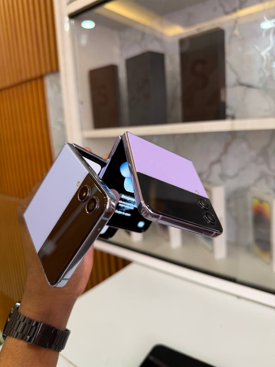 SAMSUNG GALAXY Z FLIP 4 IS A FOLDABLE SMARTPHONE WITH A 6.7-INCH DISPLAY, SNAPDRAGON 8+ GEN 1 CHIP, DUAL CAMERAS, AND A COMPACT, POCKET-SIZED DESIGN WHEN CLOSED.