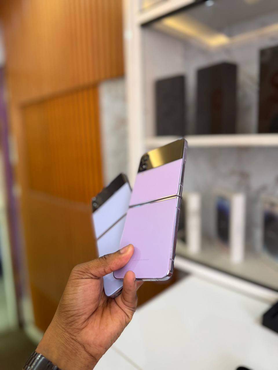 SAMSUNG GALAXY Z FLIP 4 IS A FOLDABLE SMARTPHONE WITH A 6.7-INCH DISPLAY, SNAPDRAGON 8+ GEN 1 CHIP, DUAL CAMERAS, AND A COMPACT, POCKET-SIZED DESIGN WHEN CLOSED.