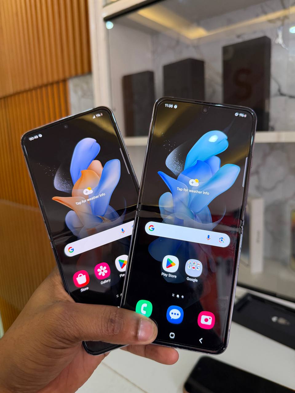SAMSUNG GALAXY Z FLIP 4 IS A FOLDABLE SMARTPHONE WITH A 6.7-INCH DISPLAY, SNAPDRAGON 8+ GEN 1 CHIP, DUAL CAMERAS, AND A COMPACT, POCKET-SIZED DESIGN WHEN CLOSED.