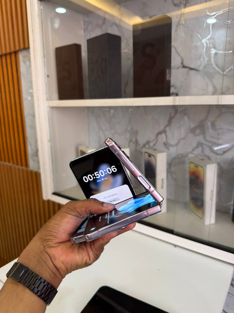 SAMSUNG GALAXY Z FLIP 4 IS A FOLDABLE SMARTPHONE WITH A 6.7-INCH DISPLAY, SNAPDRAGON 8+ GEN 1 CHIP, DUAL CAMERAS, AND A COMPACT, POCKET-SIZED DESIGN WHEN CLOSED.