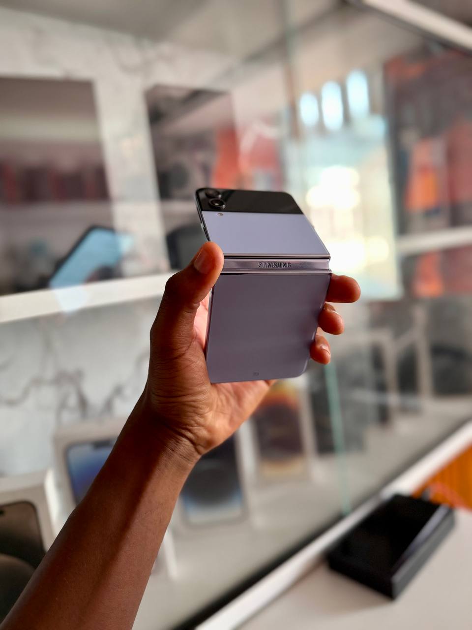 SAMSUNG GALAXY Z FLIP 4 IS A FOLDABLE SMARTPHONE WITH A 6.7-INCH DISPLAY, SNAPDRAGON 8+ GEN 1 CHIP, DUAL CAMERAS, AND A COMPACT, POCKET-SIZED DESIGN WHEN CLOSED.