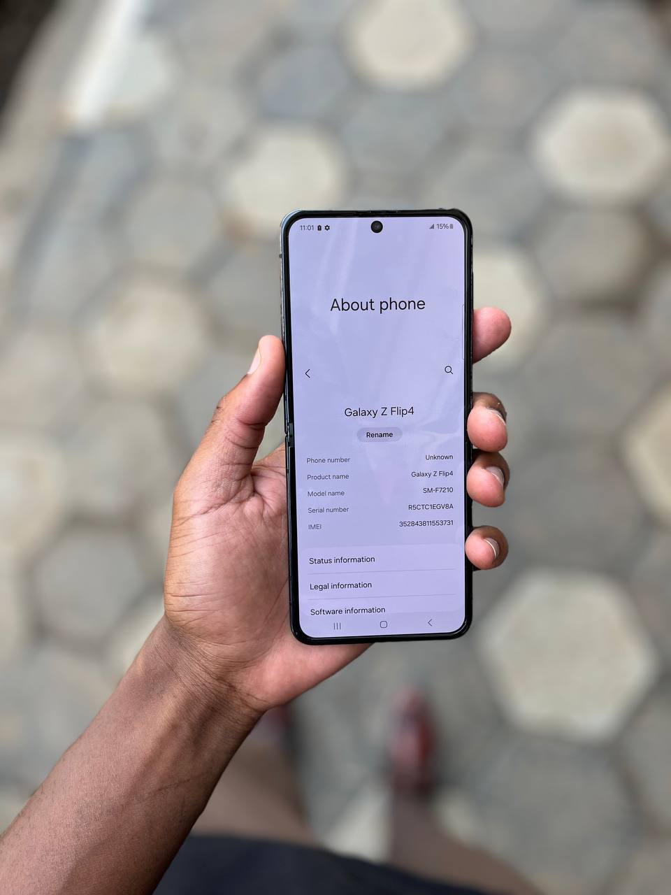 SAMSUNG GALAXY Z FLIP 4 IS A FOLDABLE SMARTPHONE WITH A 6.7-INCH DISPLAY, SNAPDRAGON 8+ GEN 1 CHIP, DUAL CAMERAS, AND A COMPACT, POCKET-SIZED DESIGN WHEN CLOSED.
