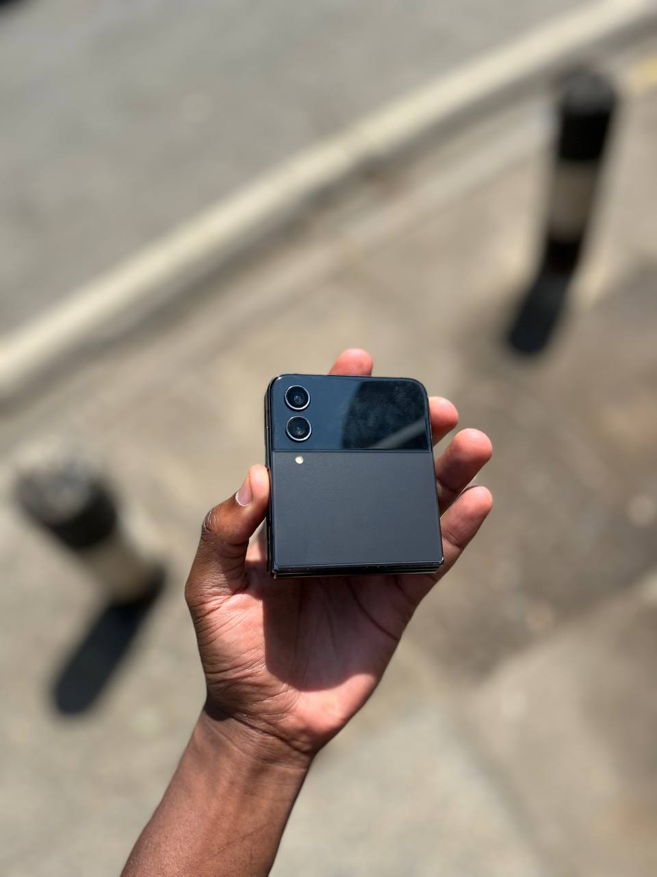 SAMSUNG GALAXY Z FLIP 4 IS A FOLDABLE SMARTPHONE WITH A 6.7-INCH DISPLAY, SNAPDRAGON 8+ GEN 1 CHIP, DUAL CAMERAS, AND A COMPACT, POCKET-SIZED DESIGN WHEN CLOSED.