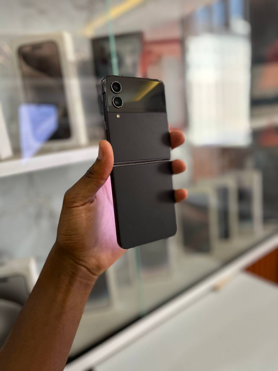 SAMSUNG GALAXY Z FLIP 4 IS A FOLDABLE SMARTPHONE WITH A 6.7-INCH DISPLAY, SNAPDRAGON 8+ GEN 1 CHIP, DUAL CAMERAS, AND A COMPACT, POCKET-SIZED DESIGN WHEN CLOSED.