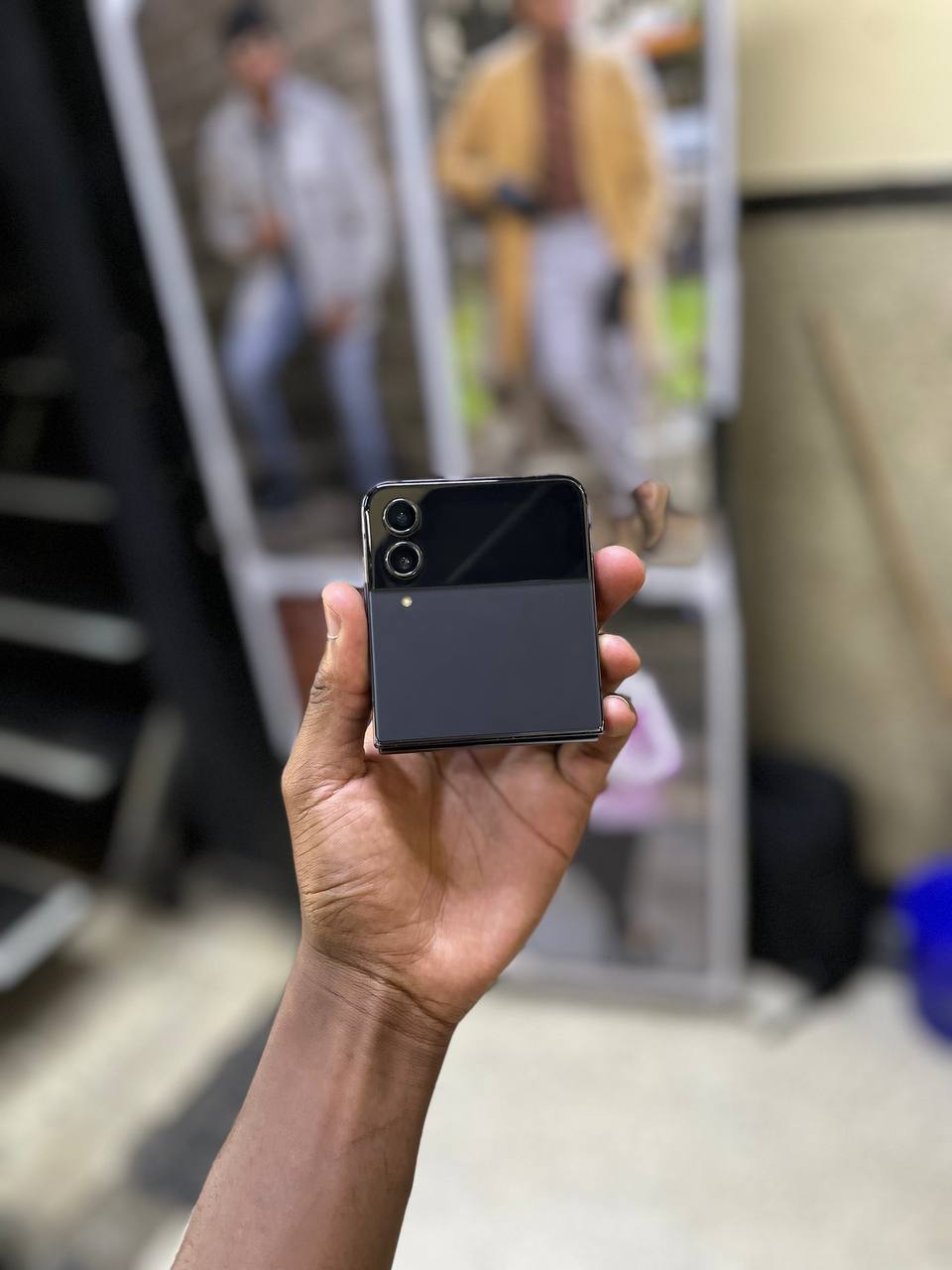 SAMSUNG GALAXY Z FLIP 4 IS A FOLDABLE SMARTPHONE WITH A 6.7-INCH DISPLAY, SNAPDRAGON 8+ GEN 1 CHIP, DUAL CAMERAS, AND A COMPACT, POCKET-SIZED DESIGN WHEN CLOSED.