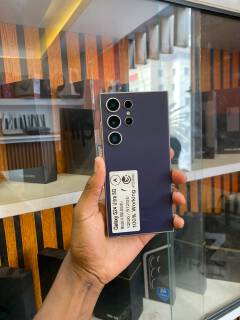 SAMSUNG S24 ULTRA 256 GB ROM FEATURES A 6.8” DYNAMIC AMOLED DISPLAY, 200MP CAMERA, SNAPDRAGON 8 GEN 3, S PEN, 12GB RAM, 5000MAH BATTERY, AND PREMIUM TITANIUM DESIGN FOR ULTIMATE PERFORMANCE.