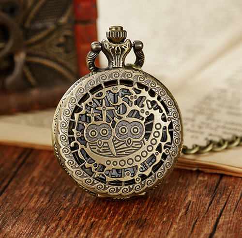 Retro Antique Bronze Pocket Watch with 37.5cm Lobster Clasp Necklace Chain, Classic Quartz Clock Necklace, Vintage Steampunk Pocket Watch with Chain for Men and Women(Comes with a pocket watch box)