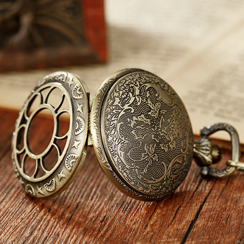 Retro Antique Bronze Pocket Watch with 37.5cm Lobster Clasp Necklace Chain, Classic Quartz Clock Necklace, Vintage Steampunk Pocket Watch with Chain for Men and Women(Comes with a pocket watch box)