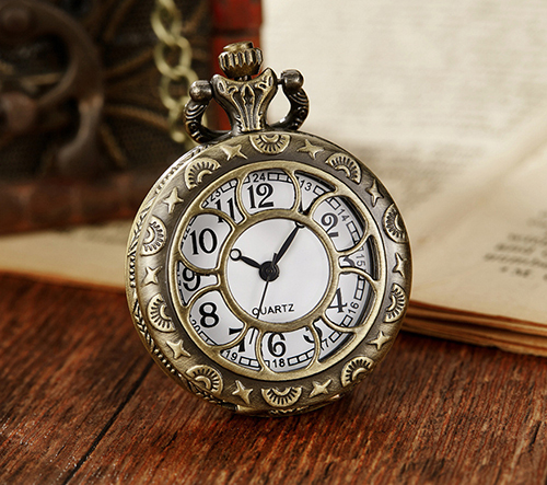 Retro Antique Bronze Pocket Watch with 37.5cm Lobster Clasp Necklace Chain, Classic Quartz Clock Necklace, Vintage Steampunk Pocket Watch with Chain for Men and Women(Comes with a pocket watch box)