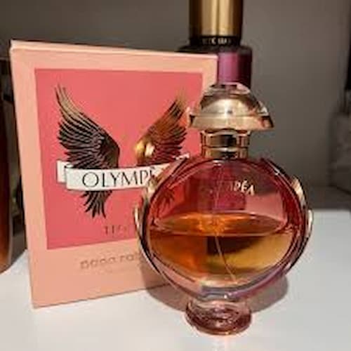 Only you 8151 is a sweet floral oriental perfume with fruity notes, soft white floral, and a warm-vanilla musk finish. It has an aroma that smells creamy, elegant, feminine, and it is long lasting.