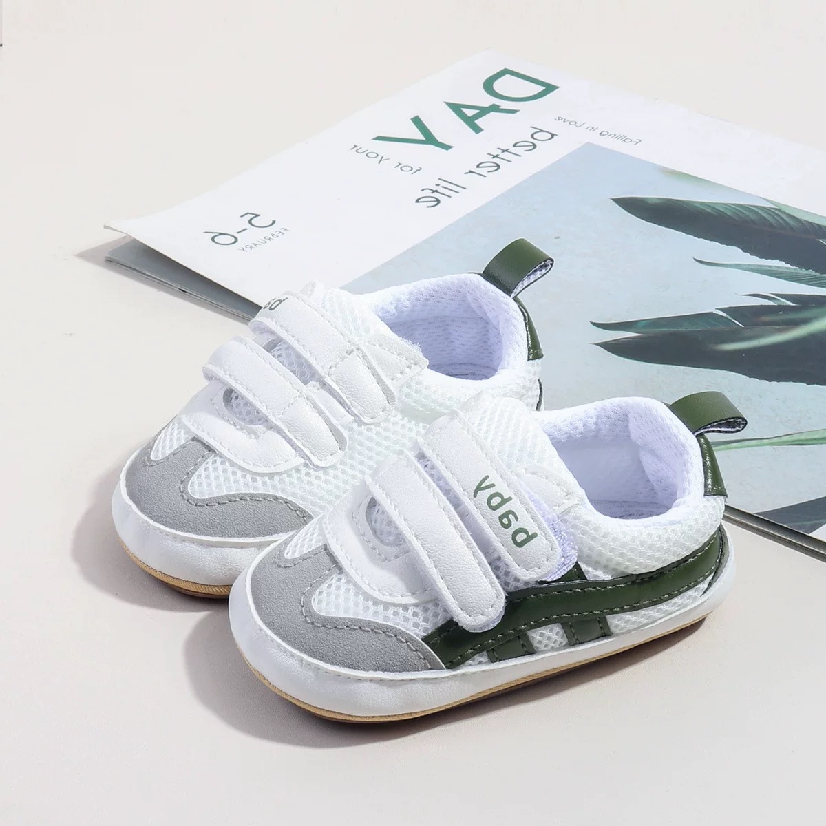 New spring and summer soft soled indoor and outdoor sports and leisure breathable mesh rubber soled walking shoes