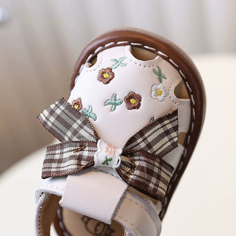 With Sound Baby Girl Sandals Summer Newborn Shoes Outwear Infant First Walkers Cute Little Girls Close-toed Sandals For Baby