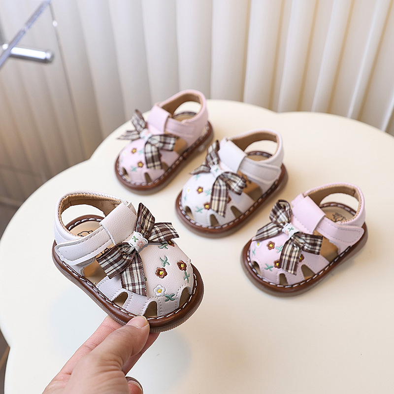 With Sound Baby Girl Sandals Summer Newborn Shoes Outwear Infant First Walkers Cute Little Girls Close-toed Sandals For Baby