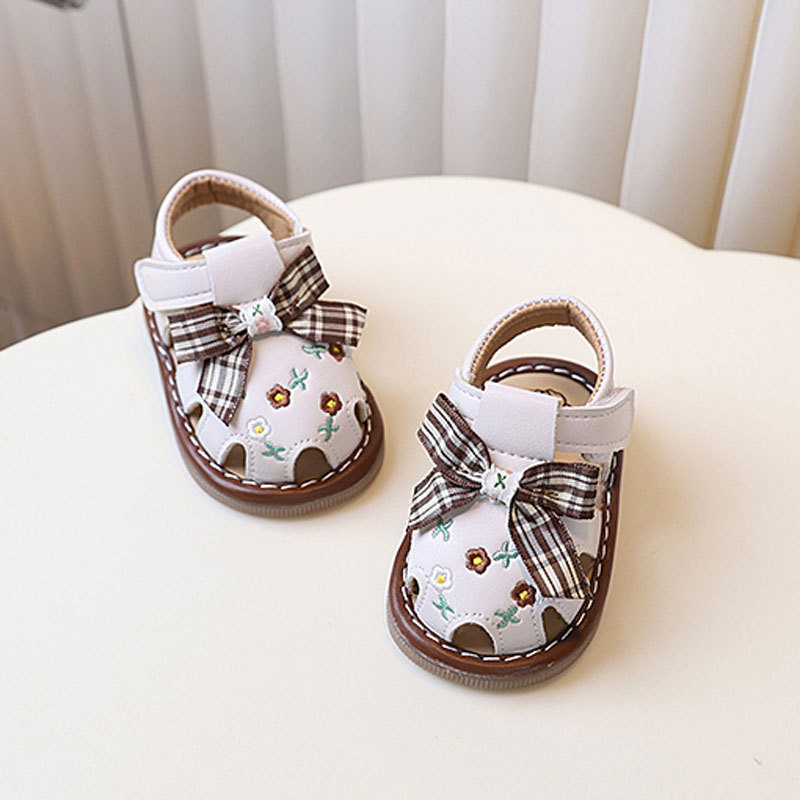 With Sound Baby Girl Sandals Summer Newborn Shoes Outwear Infant First Walkers Cute Little Girls Close-toed Sandals For Baby