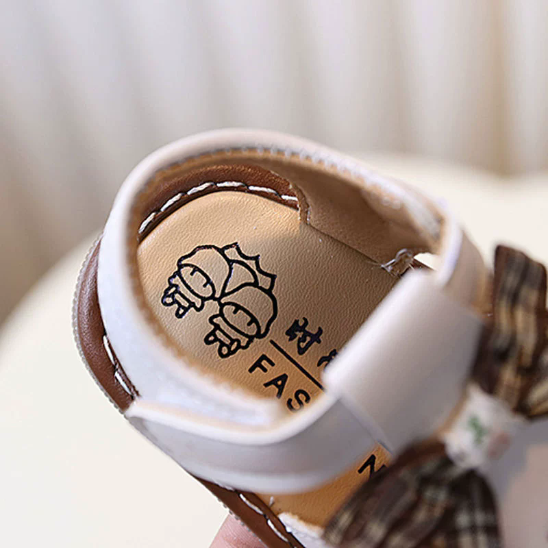 With Sound Baby Girl Sandals Summer Newborn Shoes Outwear Infant First Walkers Cute Little Girls Close-toed Sandals For Baby
