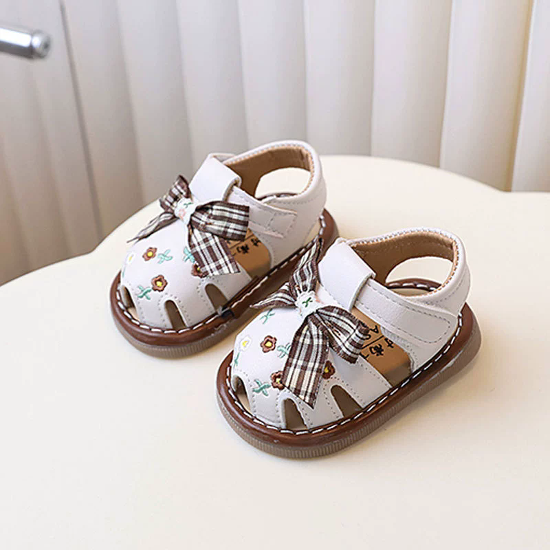 With Sound Baby Girl Sandals Summer Newborn Shoes Outwear Infant First Walkers Cute Little Girls Close-toed Sandals For Baby