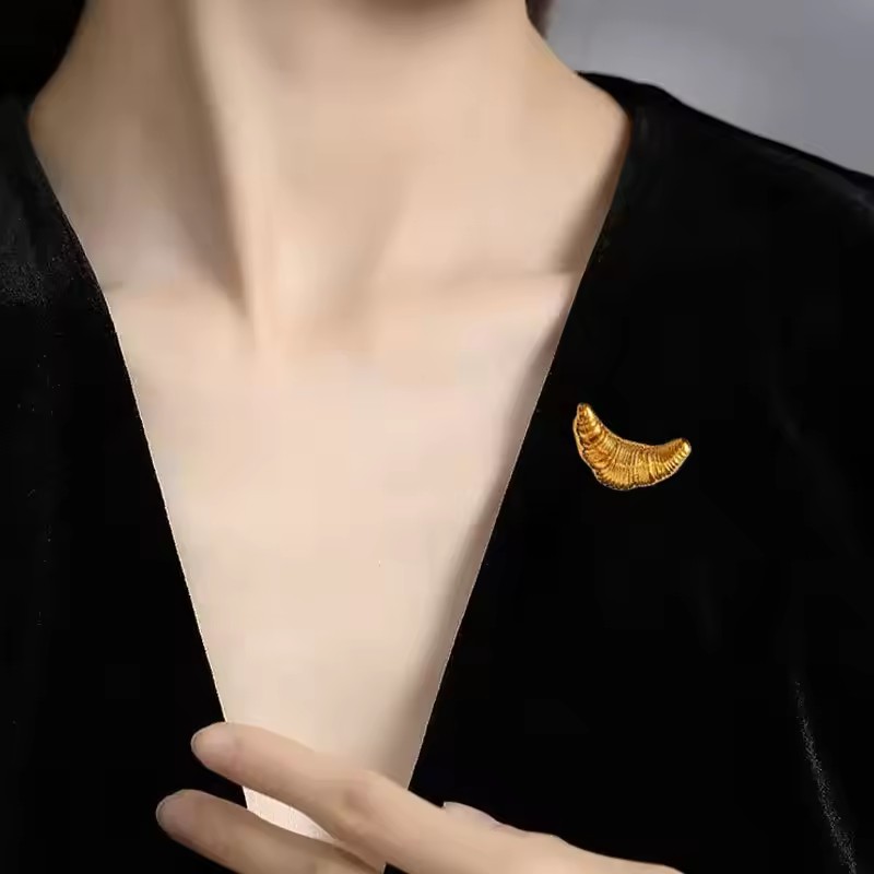 1PC Trend Croissant Brooches for Men Women Couple Metal Pins Gold Plated Silver Color Korean Fashion Vintage Luxury Jewelry Gift