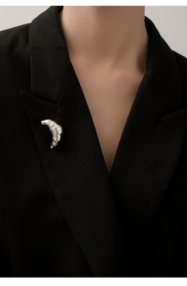1PC Trend Croissant Brooches for Men Women Couple Metal Pins Gold Plated Silver Color Korean Fashion Vintage Luxury Jewelry Gift