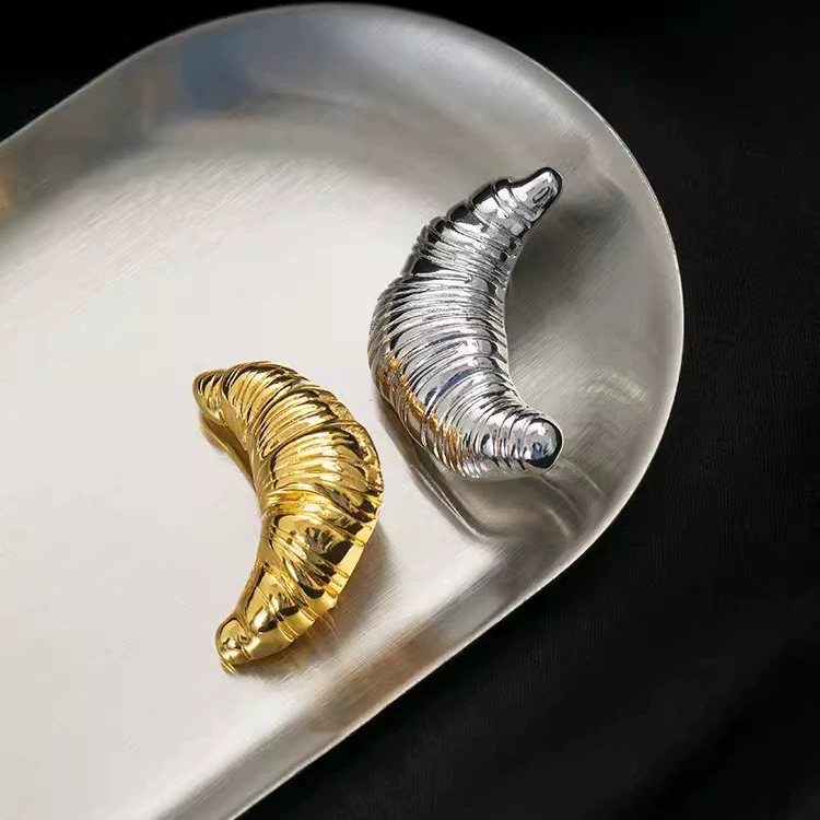1PC Trend Croissant Brooches for Men Women Couple Metal Pins Gold Plated Silver Color Korean Fashion Vintage Luxury Jewelry Gift