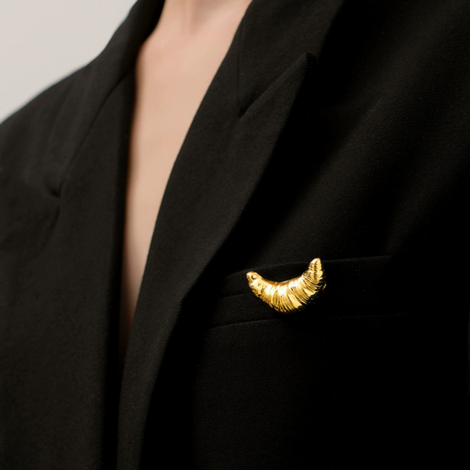 1PC Trend Croissant Brooches for Men Women Couple Metal Pins Gold Plated Silver Color Korean Fashion Vintage Luxury Jewelry Gift