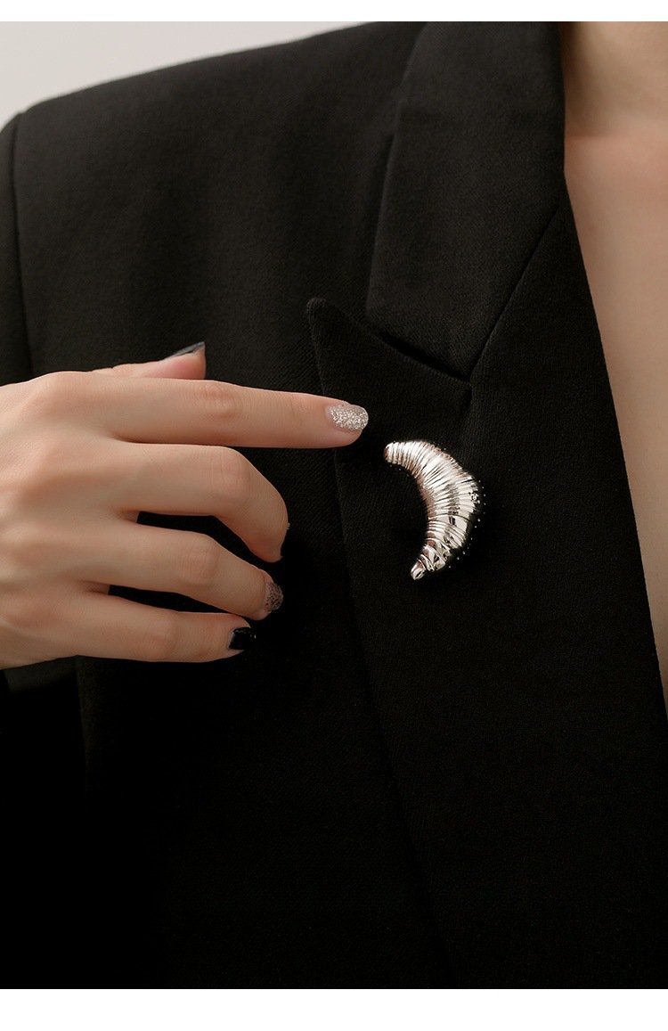 1PC Trend Croissant Brooches for Men Women Couple Metal Pins Gold Plated Silver Color Korean Fashion Vintage Luxury Jewelry Gift