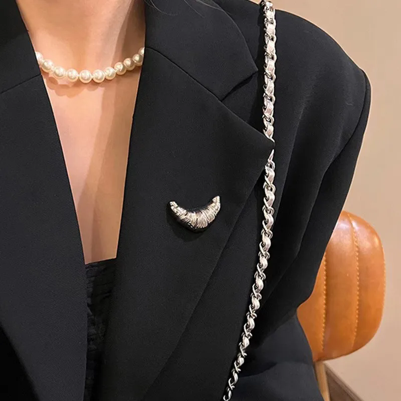 1PC Trend Croissant Brooches for Men Women Couple Metal Pins Gold Plated Silver Color Korean Fashion Vintage Luxury Jewelry Gift