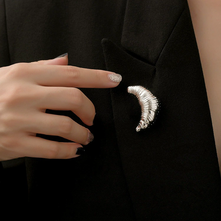 1PC Trend Croissant Brooches for Men Women Couple Metal Pins Gold Plated Silver Color Korean Fashion Vintage Luxury Jewelry Gift