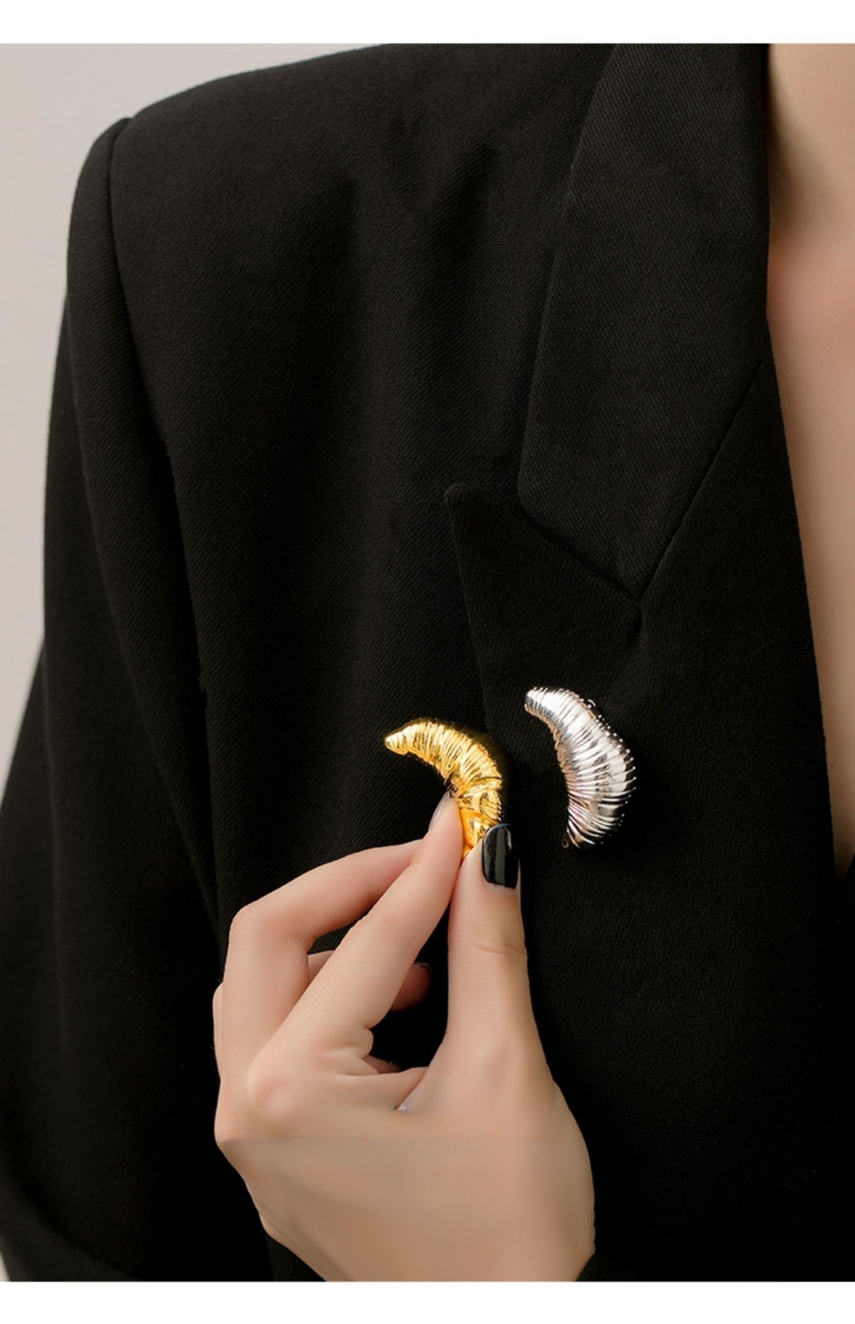 1PC Trend Croissant Brooches for Men Women Couple Metal Pins Gold Plated Silver Color Korean Fashion Vintage Luxury Jewelry Gift