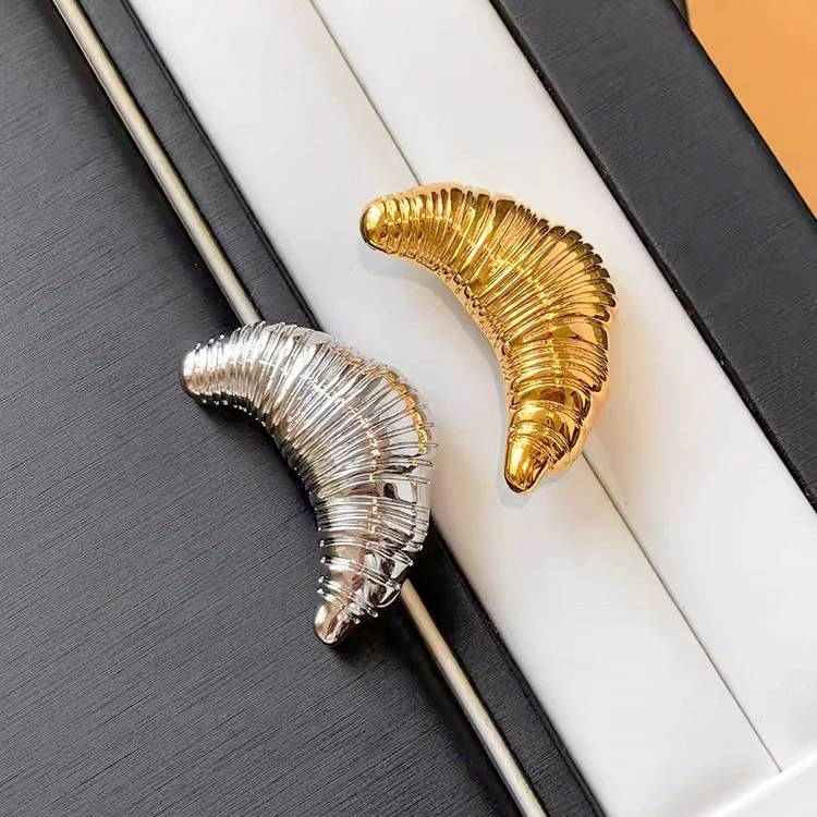 1PC Trend Croissant Brooches for Men Women Couple Metal Pins Gold Plated Silver Color Korean Fashion Vintage Luxury Jewelry Gift