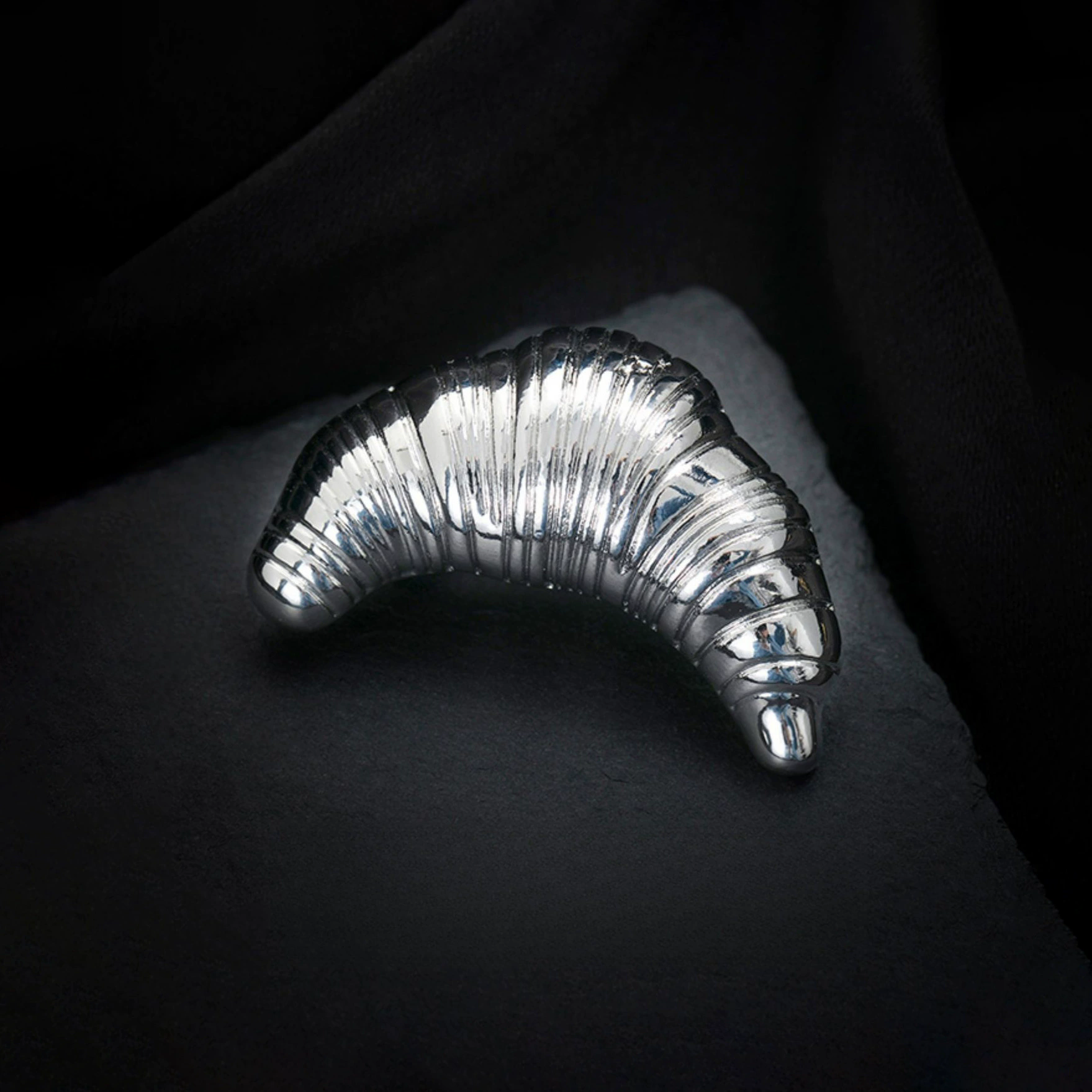 1PC Trend Croissant Brooches for Men Women Couple Metal Pins Gold Plated Silver Color Korean Fashion Vintage Luxury Jewelry Gift