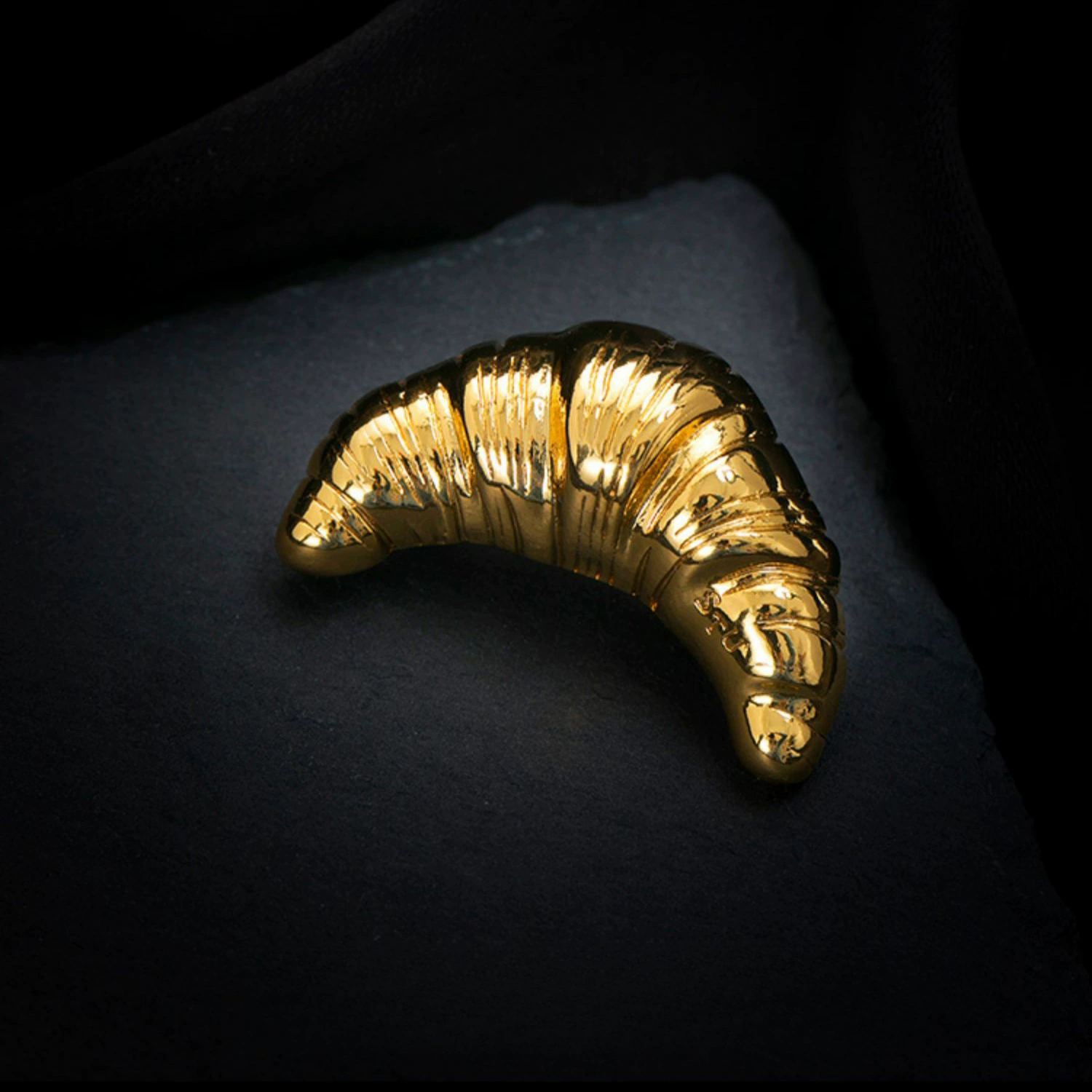 1PC Trend Croissant Brooches for Men Women Couple Metal Pins Gold Plated Silver Color Korean Fashion Vintage Luxury Jewelry Gift
